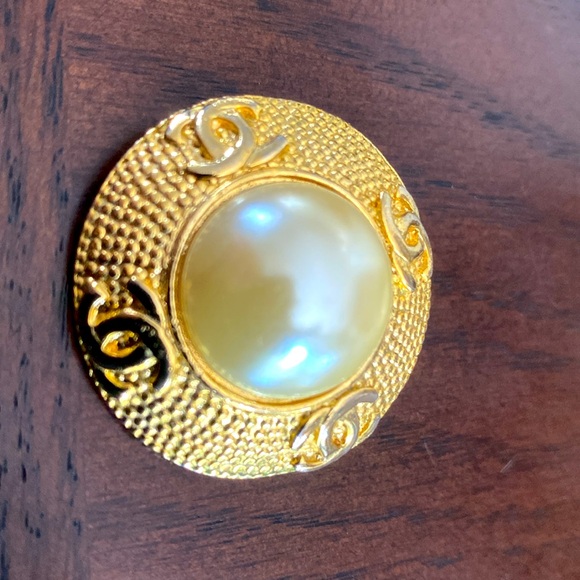 Chanel earrings-authentic vintage- 1 pc is broken. - Picture 5 of 8